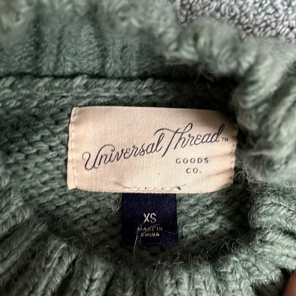 Universal thread pull over sweater. New but no tags - Picture 3 of 4